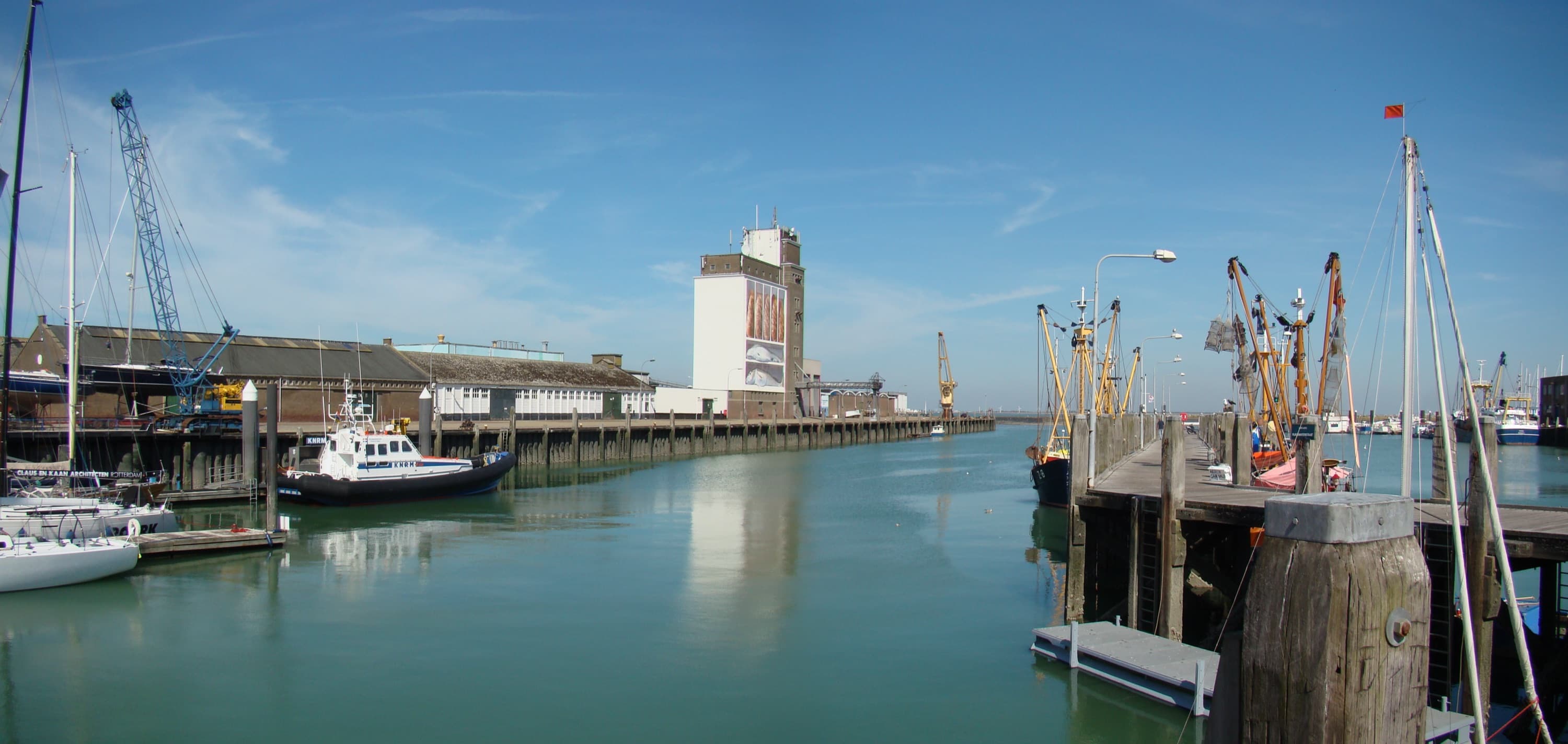 De werkhaven van Breskens met vissersschepen, kranen en aangemeerde jachten