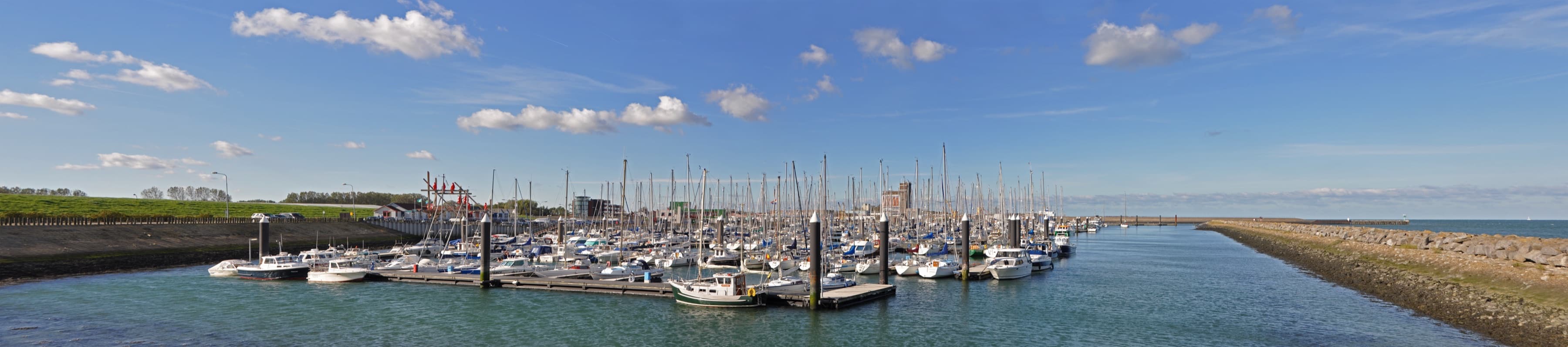 De jachthaven van Breskens met honderden masten, met rechts de doorvaart naar de Westerschelde